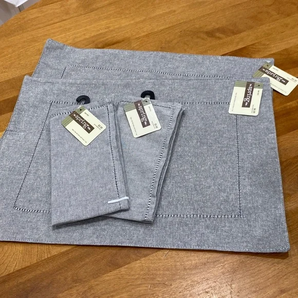 NWT.  8piece, placemats/napkin set. - Picture 3 of 12